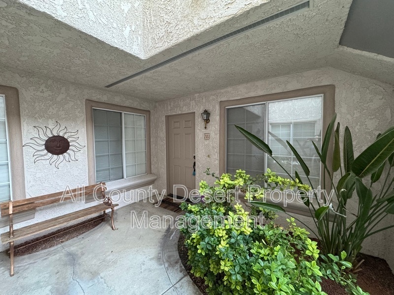 Building Photo - 2701 E Mesquite Ave