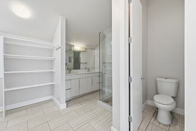 Building Photo - $2,495.95 - 2 Bed, 2 Bath Townhome In Denver with Central AC and In Unit Laundry!