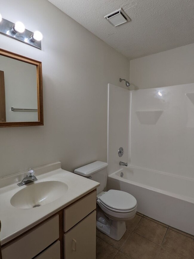 Building Photo - 4 bed 1.5 bath home close to I-44