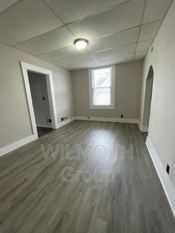 Building Photo - 511 E College St