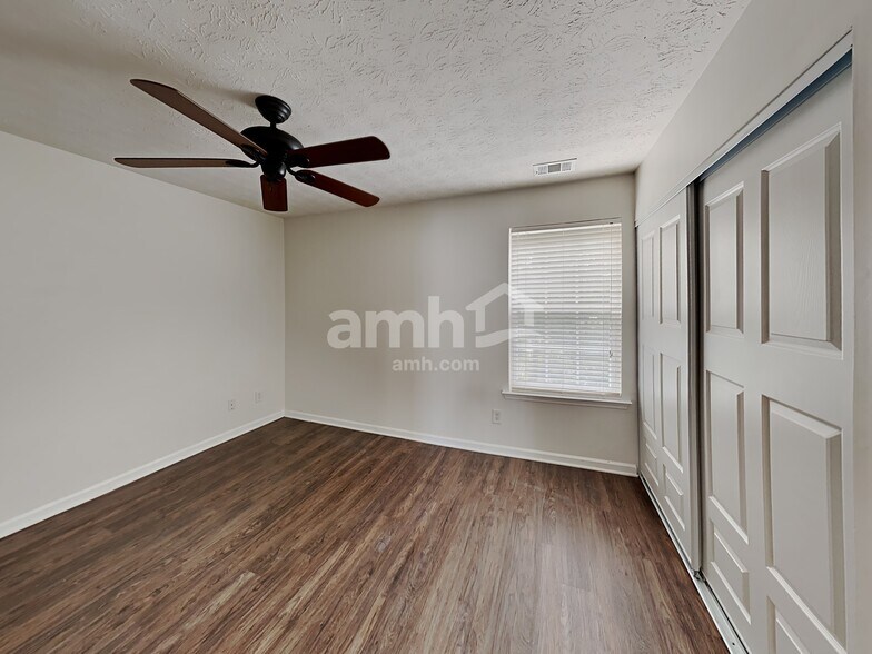 Building Photo - 307 Meadows Ln