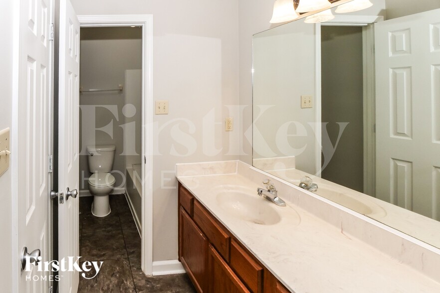 Building Photo - 5923 Willow Springs Dr