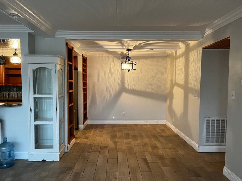 Dining area - 1224 S Peninsula Dr