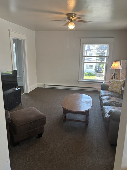 Building Photo - 817 Hess Ave