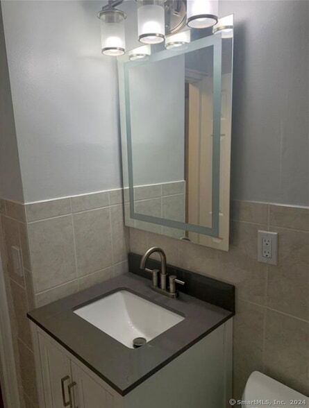 Building Photo - 1070 E Main St