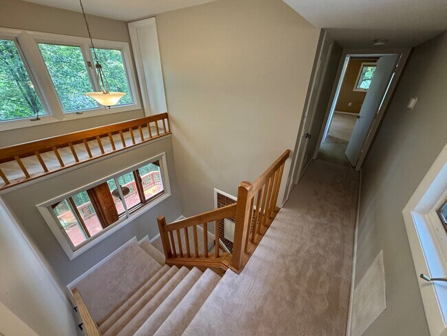 Building Photo - Fantastic 4 Bed 3.5 Bath Townhome With Sun...