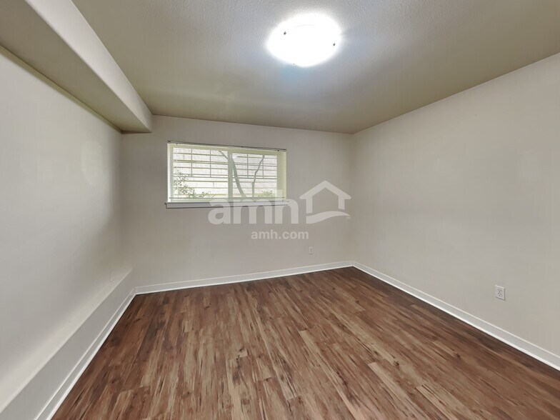 Building Photo - 7337 Rainier Dr