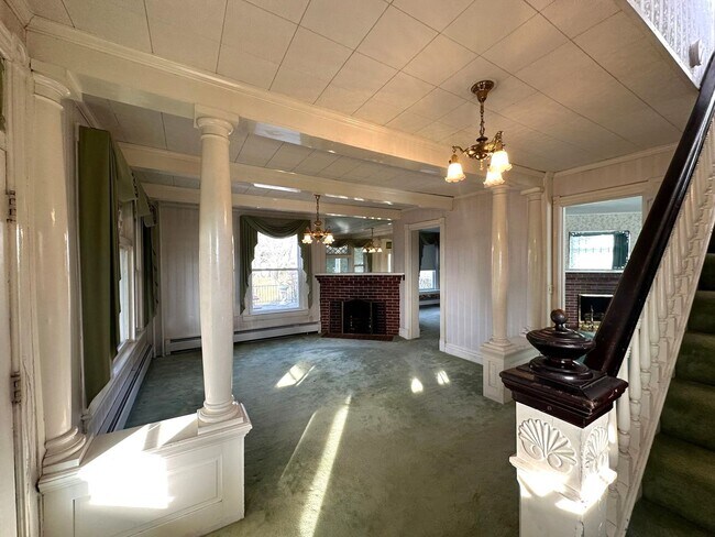 Building Photo - 2027 Lincoln Way E