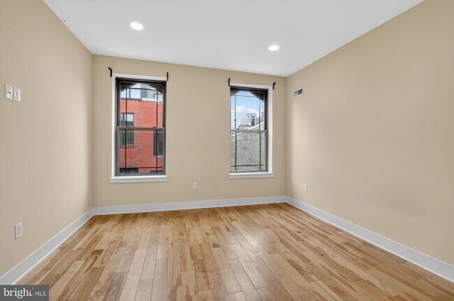 Building Photo - 1237 N Hollywood St