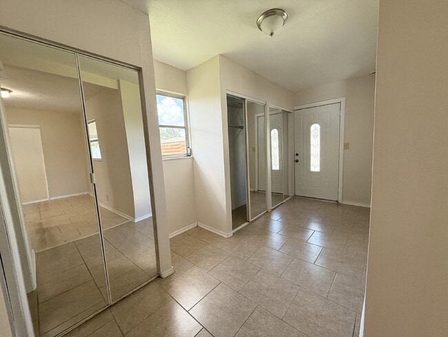 Building Photo - "Charming 2-Bedroom, 2-Bath Oasis with 1400 Sq Ft of Comfort in Port Richey!"