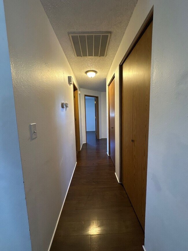 Building Photo - Lincoln Duplex