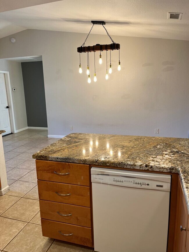 Building Photo - Modern, updated 3B/2B with fenced yard and sun room in Cottonwood