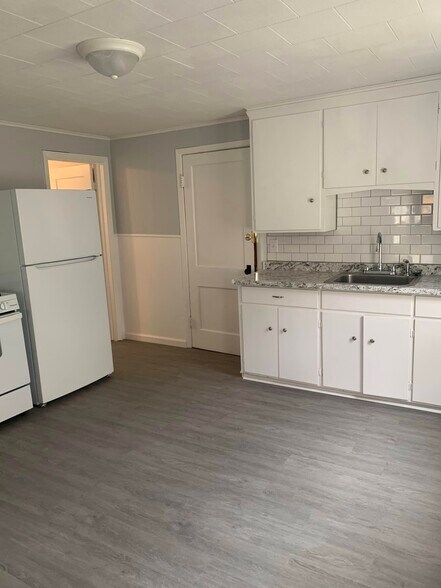 Primary Photo - 2108 Clinton St