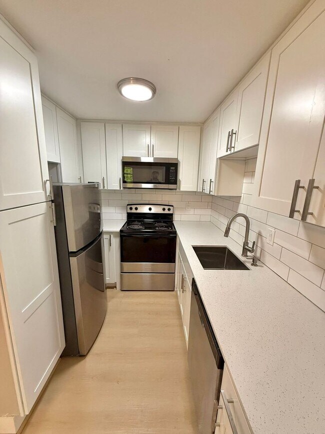 Building Photo - 4-Bedroom North Green Lake Townhouse-Style...