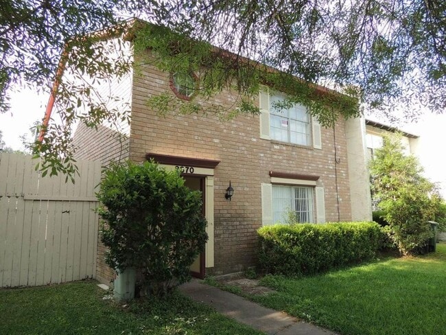 Building Photo - 8870 Kempwood Dr