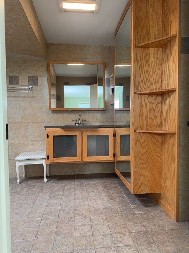 Building Photo - 3829 Eastway Dr