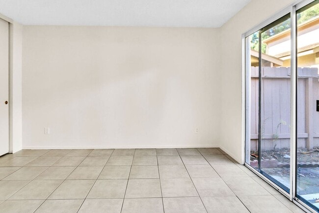 Building Photo - Great three bedroom townhome in UTC!  Avai...