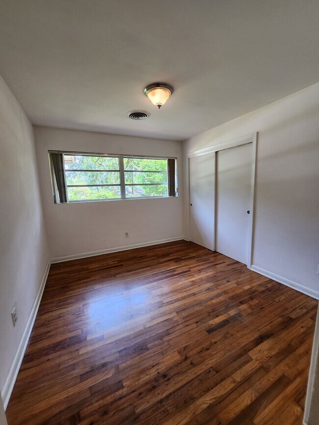 Building Photo - Charming 4 bedroom home for rent close to hospitals with wood floors. Available early August 2026...