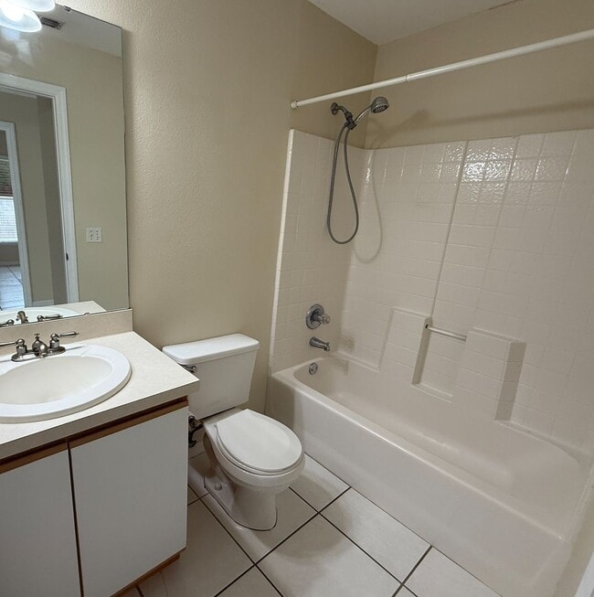 Building Photo - EAST ORLANDO: 3 bed/2 bath, 2 Car Garage A...