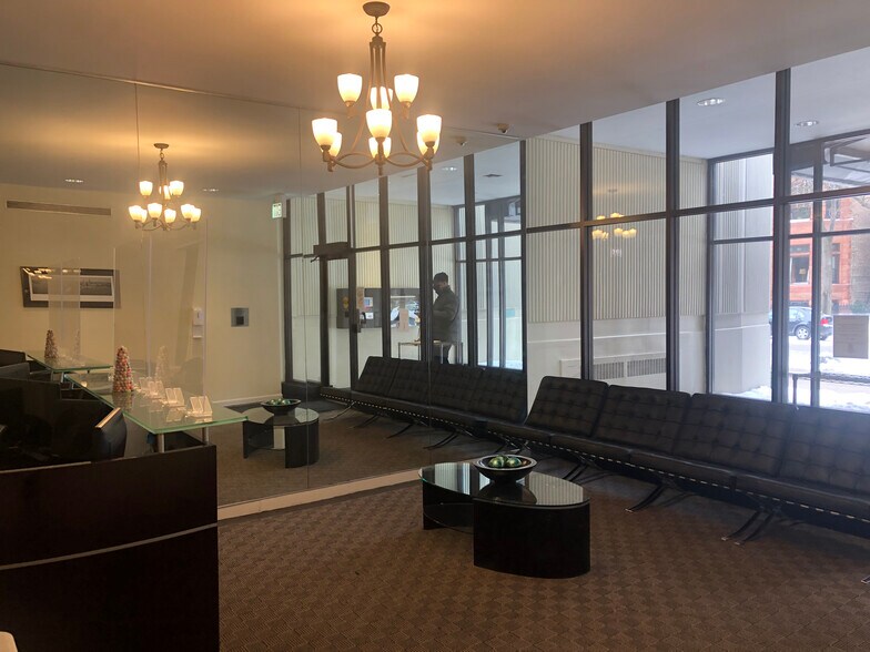 Lobby - 2728 N Hampden Ct