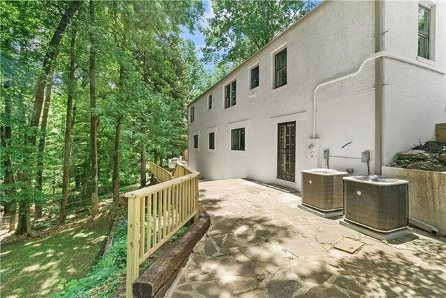 Building Photo - Designer Living with Charm in North Buckhead