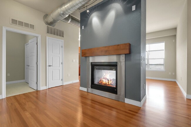 Building Photo - $1,740.95, 1 Bed, 1 Bath Condo in Englewood with AC and In Unit Laundry!