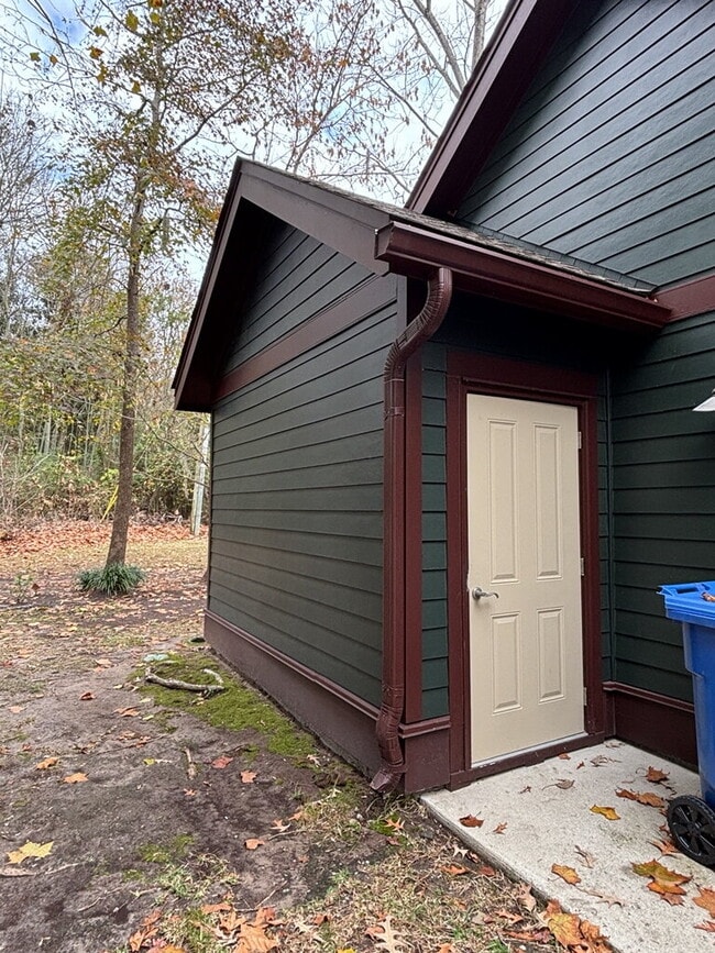 Building Photo - 5565 Colonial Chatsworth Cir