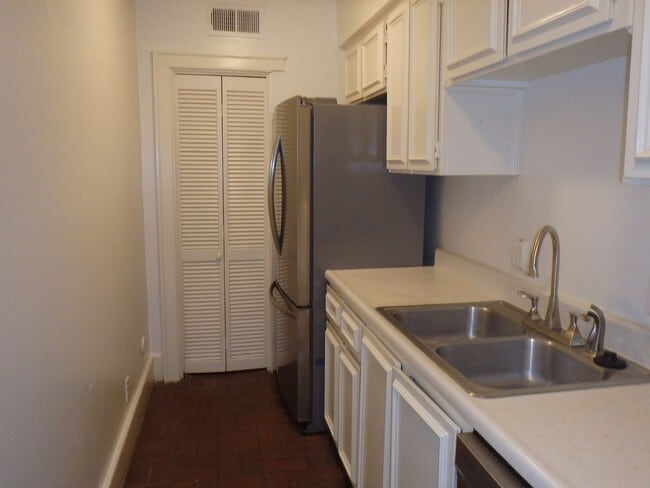 Building Photo - 433 Barnard St