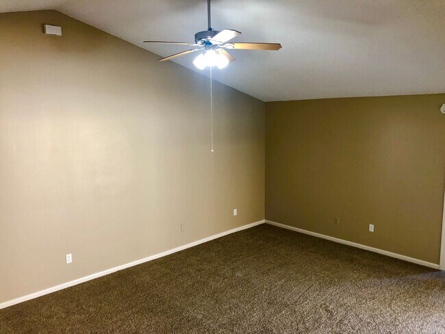 Building Photo - 3/2 Pool Home in Alafaya Woods - Renovated 2021