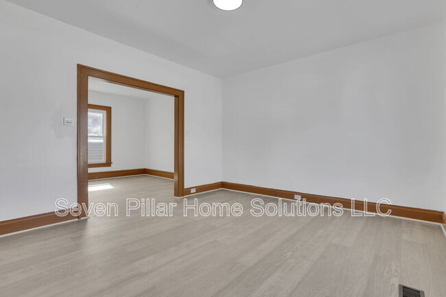Building Photo - 121 S Terrace Ave