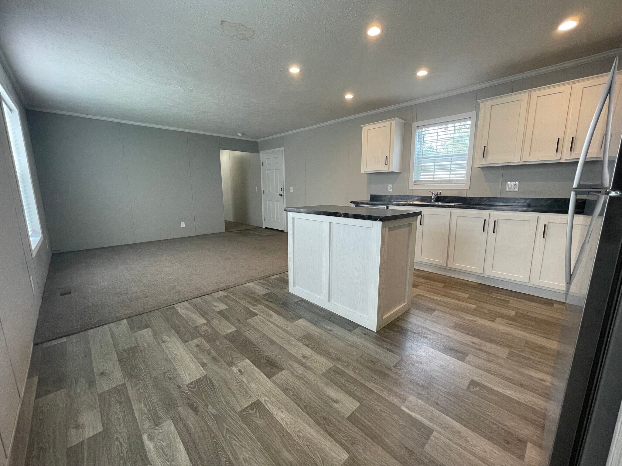 Building Photo - 16185 Notre Dame St