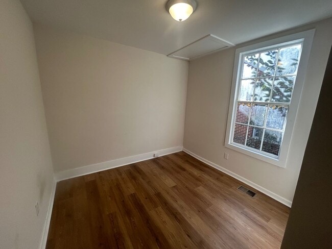 Building Photo - 827 Silver St