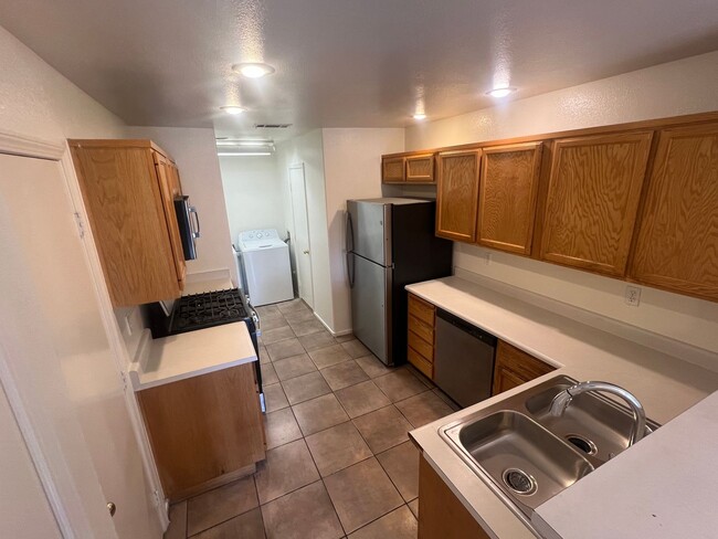 Building Photo - 3 bedrom 2.5 bath Gated Community Townhome with community  Pool, Spa & Private Garage
