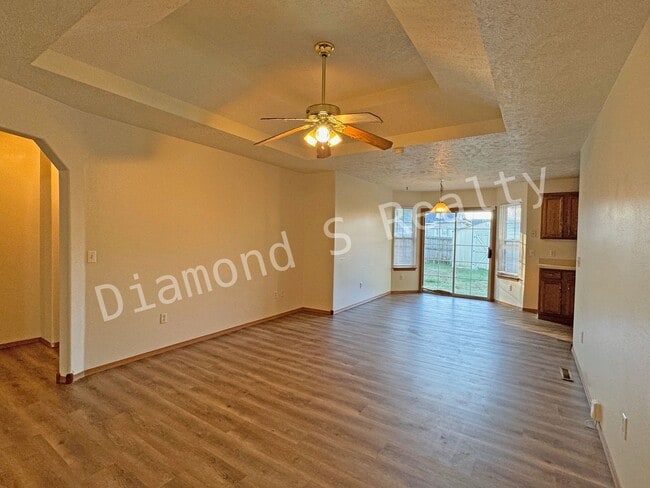 Building Photo - 3 Bedroom Home Located in Established Neighborhood!