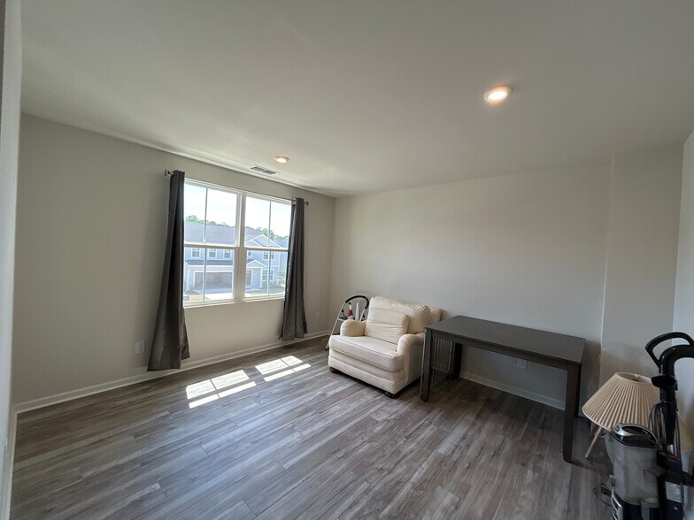 Building Photo - Room in Single Family Home on Glacis Ct