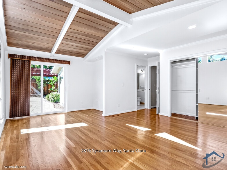 Building Photo - 2816 Sycamore Way