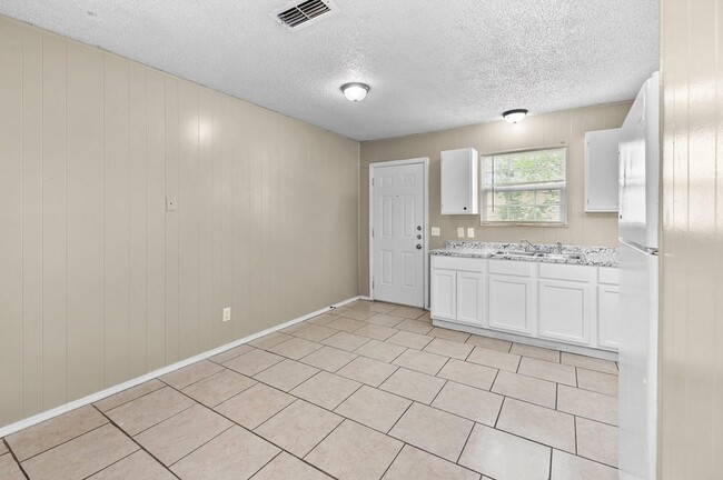 Building Photo - 1611 Jones St