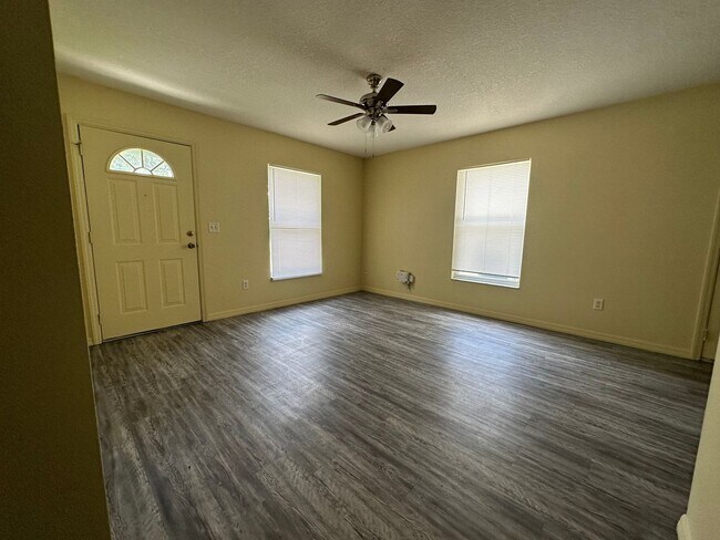 Building Photo - Beautiful Home Oversized Lot