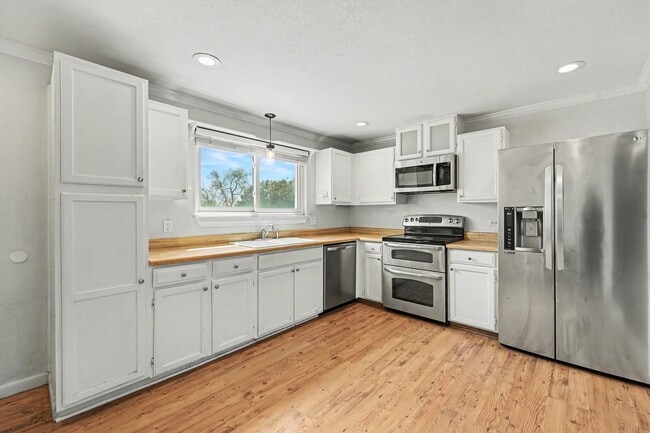 Building Photo - Exceptional and spacious three bedroom, two bath home in Thornton.