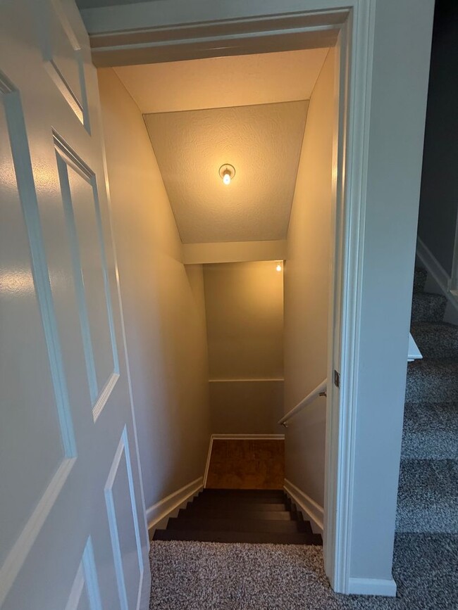 Building Photo - Stunning 3 Bedroom Home with Primary Suite on First Floor