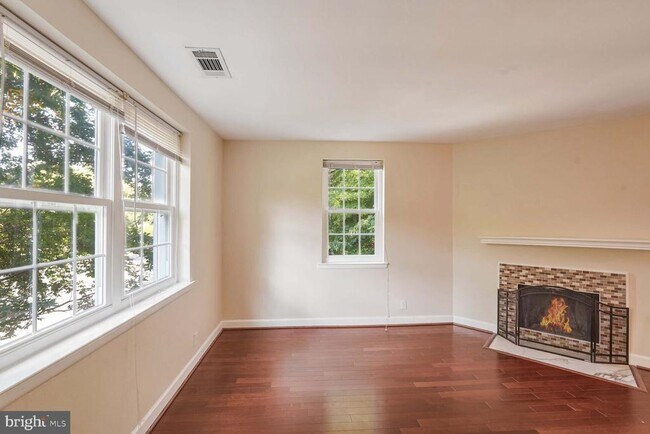 Building Photo - 2601 S Walter Reed Dr