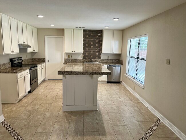 Building Photo - 9814 Kelton Dr