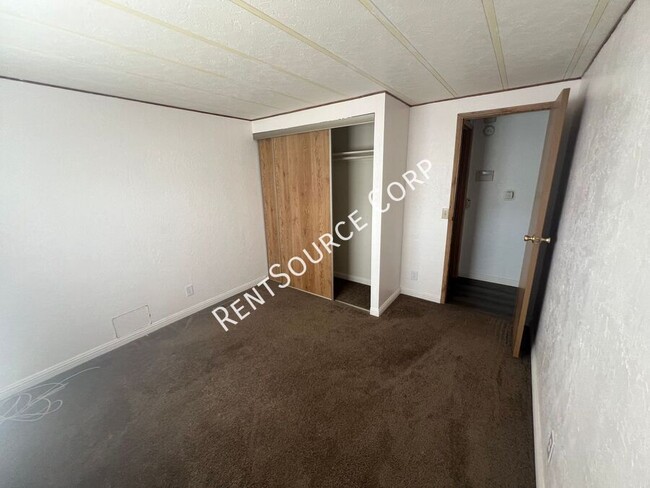 Building Photo - 3 Bedrom Mobile Home For Rent in Rosamond