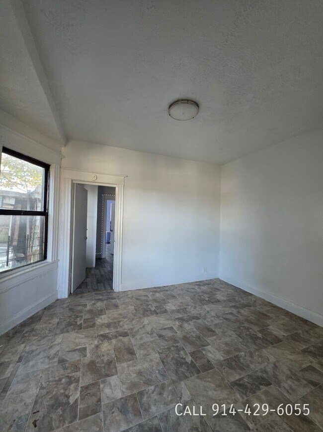 Building Photo - 33 Van Cortlandt Park Ave