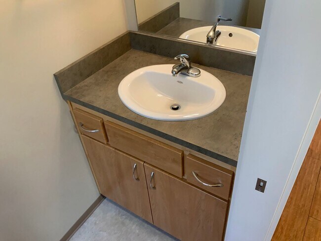 Building Photo - Move In Special!!  Close to Campus on 14th...