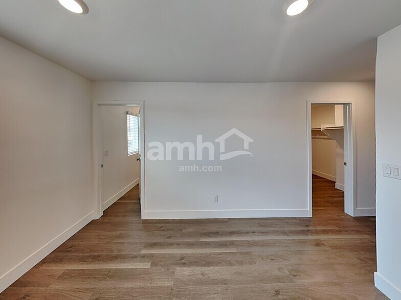 Building Photo - 5872 Vaes Dothrak St