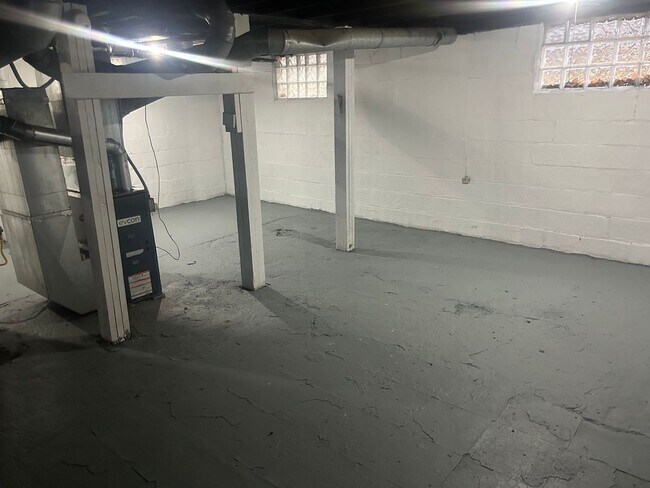 Building Photo - 2 Bedroom House