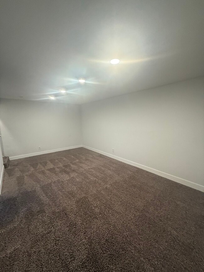 Building Photo - Large Brick Ranch with Huge yard