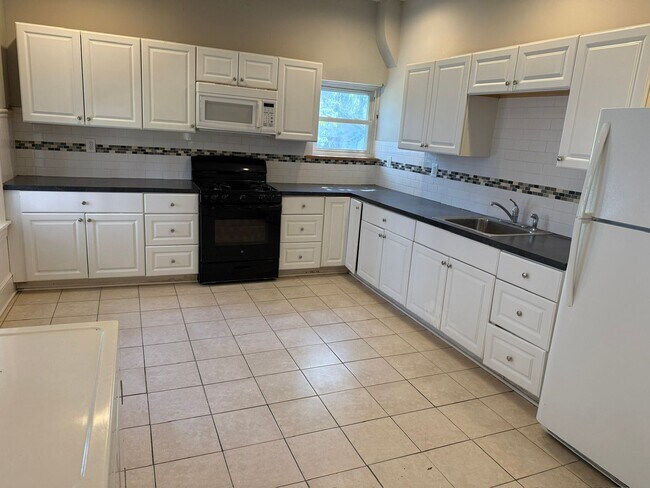 Building Photo - Beautiful Victorian Rowhome with Modern Updates – Available Now!