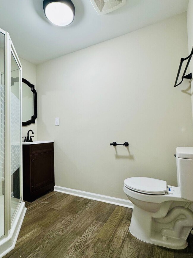 Building Photo - 218 College St